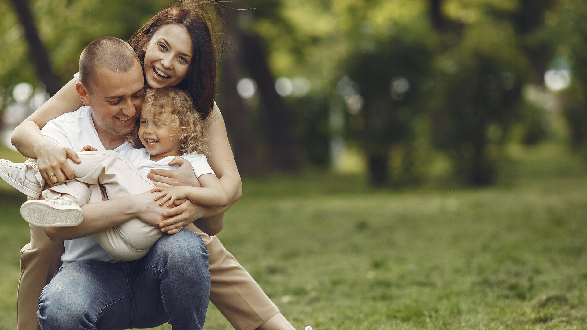 Família feliz em áreas verdes. Você merece Viver Bem.